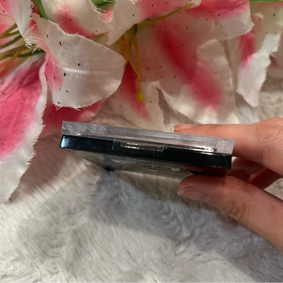 Makeup Revolution - Vivid Shimmer Brick in Rose Gold - Picture 2 of 3